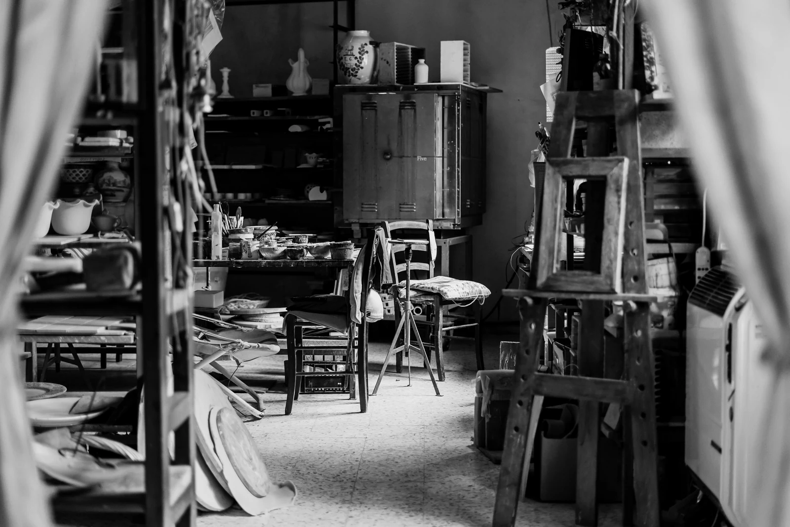 brown wooden dining table and chairs. Photograph accompanying Velaharra’s artist representation agency guide.