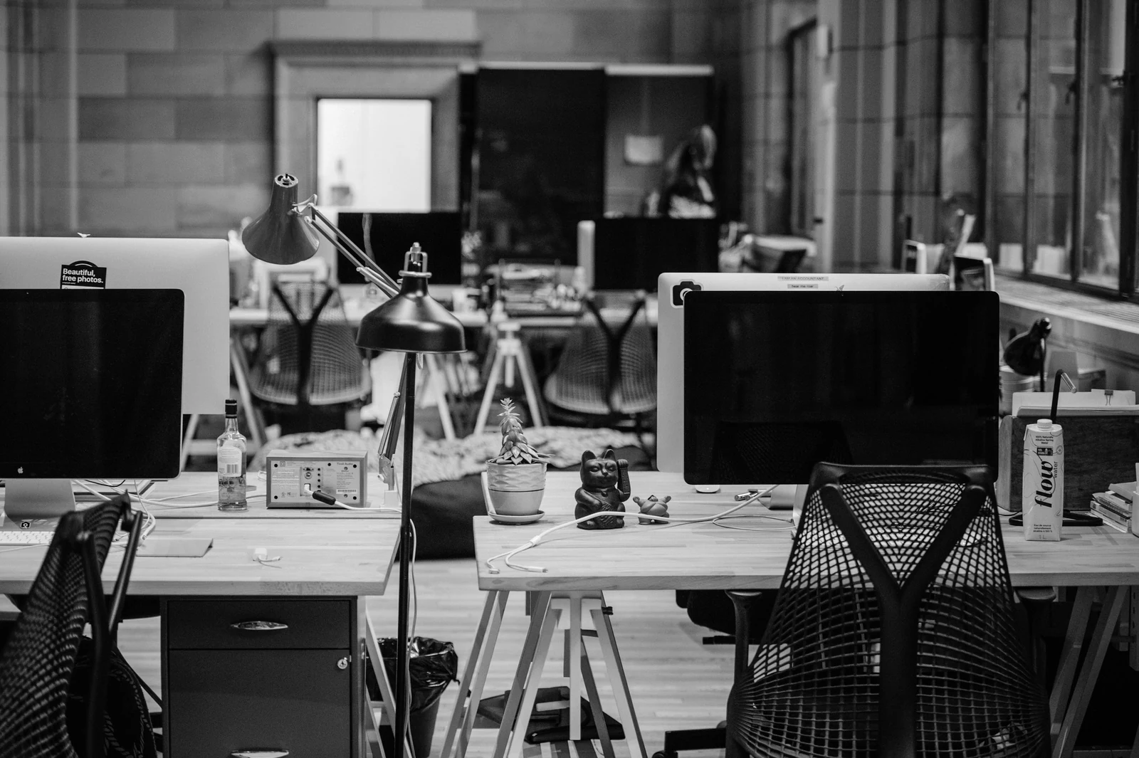 turned off flat screen monitors on top of beige desks. Photograph accompanying Velaharra’s advisory guide.