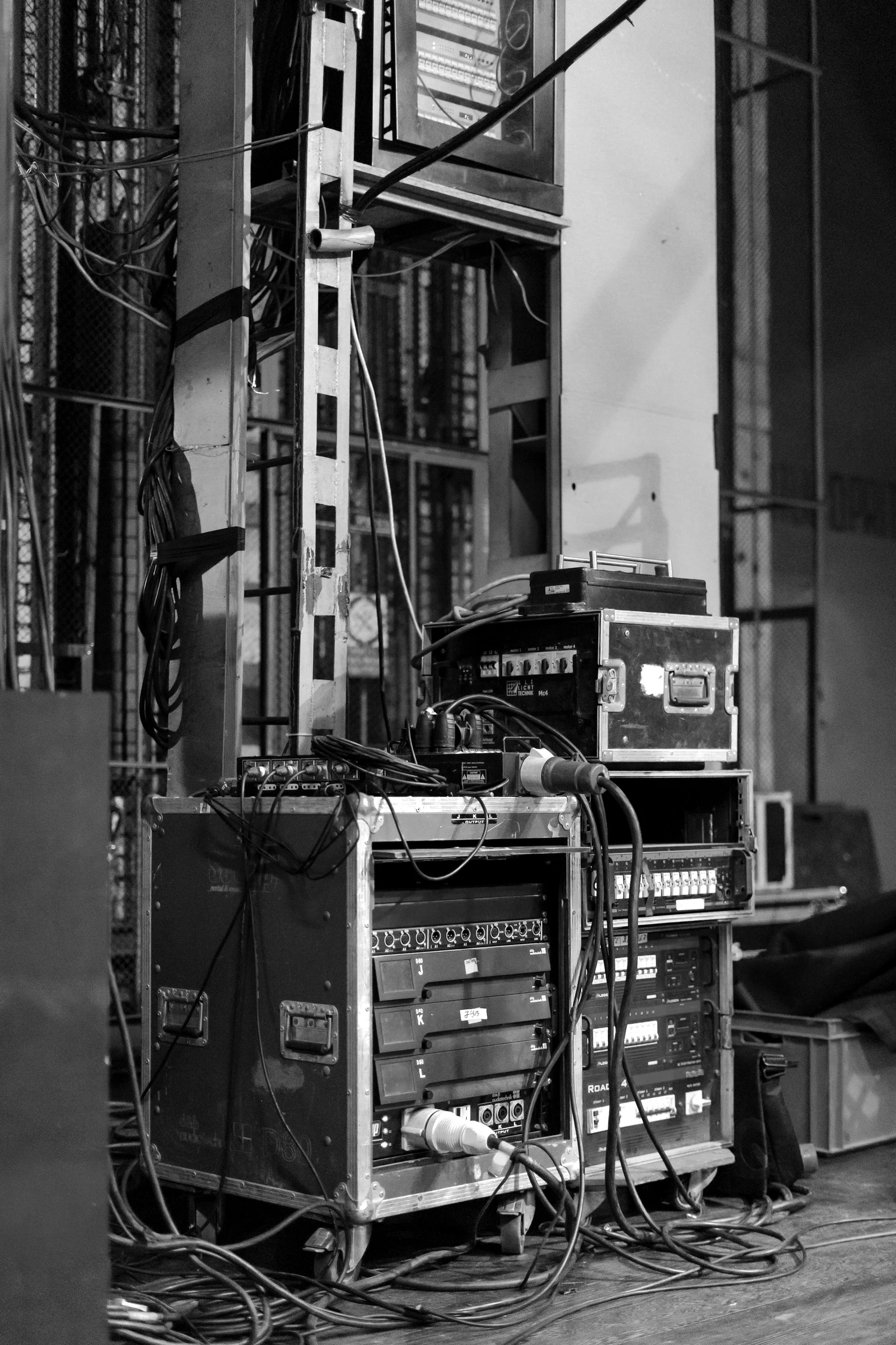 black and gray amplifier beside white and black surface. Photograph accompanying Velaharra’s cross border guide.